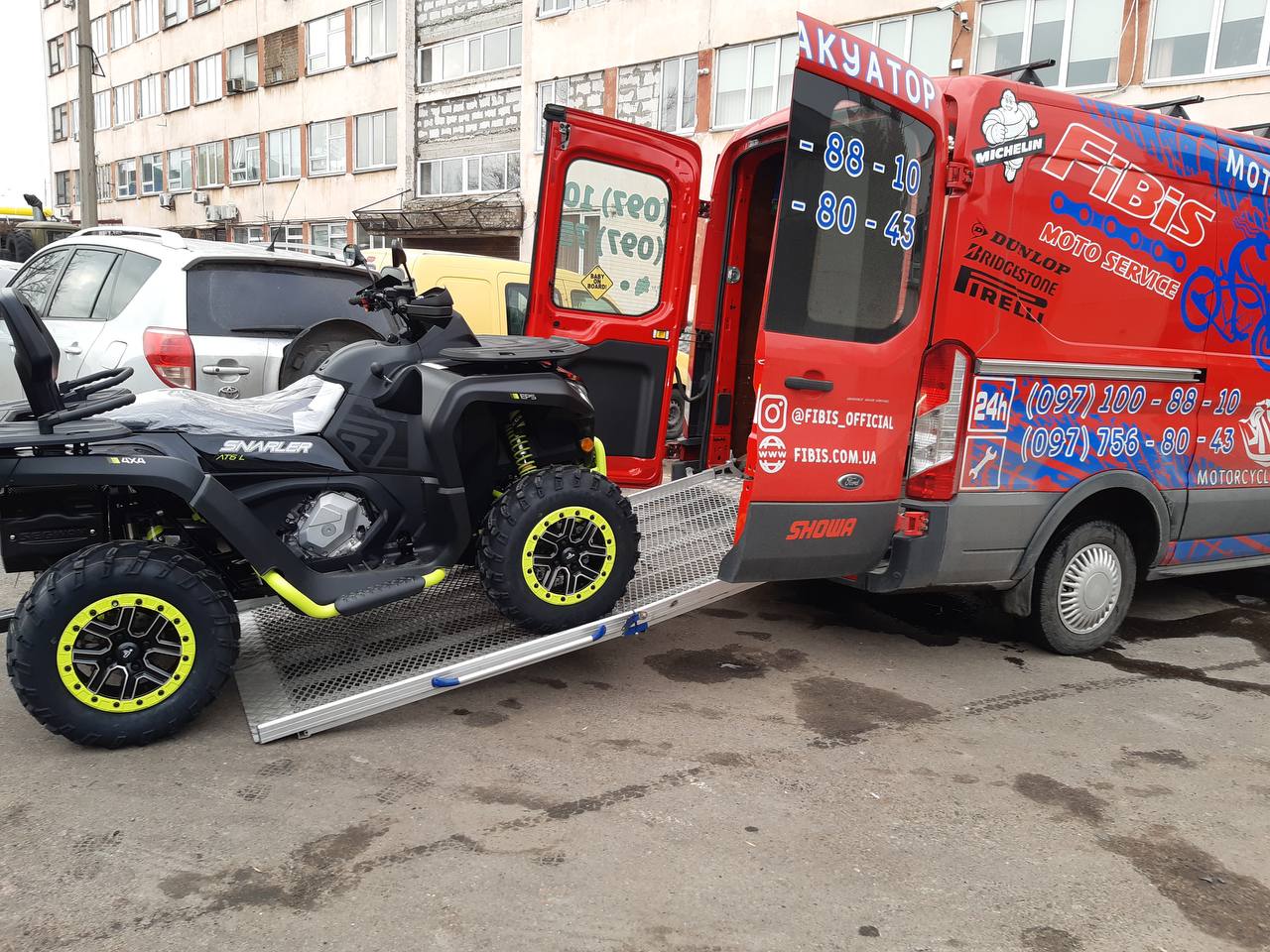 Квадроцикл Segway Snarler ATV — сучасний ATV. Видно агресивний дизайн, LED оптику та захисні накладки.